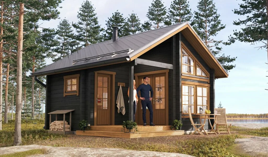 Metsola 17/2 aitta sisältää makuualkovin, tuvan sekä katetun terassin. Hirsimökki soveltuu erinomaisesti kesämökille lisämajoitustilaksi.